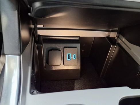 Used 2024 Ford Explorer XLT w/ Equipment Group 202A image 9