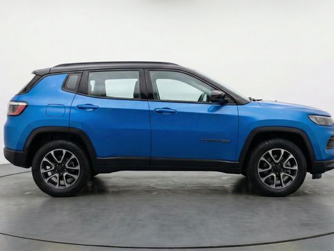 Used 2025 Jeep Compass Trailhawk AWD/4WD image 11
