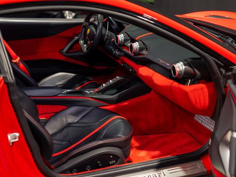 Used 2019 Ferrari 812 Superfast RWD image 2