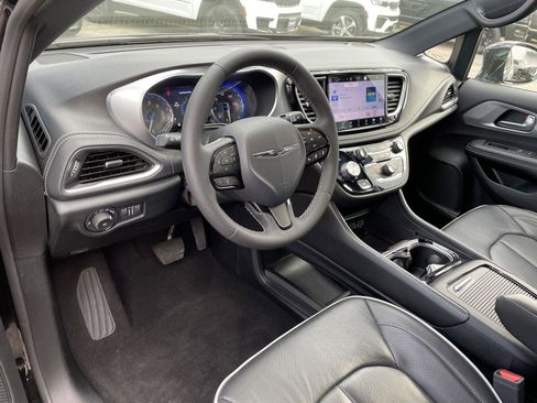 Used 2025 Chrysler Pacifica Limited FWD image 13