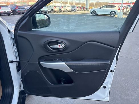 Used 2022 Jeep Cherokee Latitude w/ Sun & Sound Group image 37