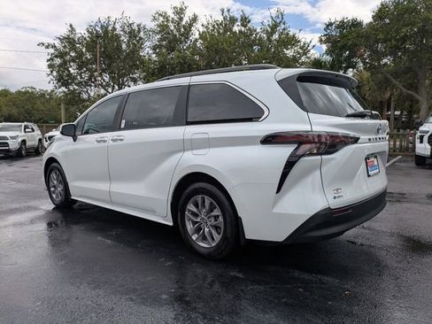 Used 2025 Toyota Sienna XLE FWD image 6