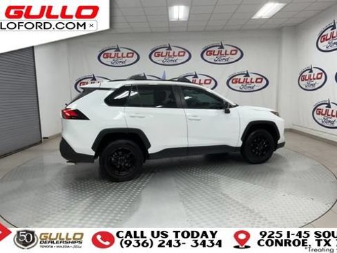Used 2021 Toyota RAV4 LE AWD/4WD image 2