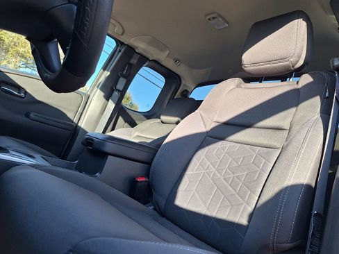 Used 2025 Nissan Frontier SV image 11