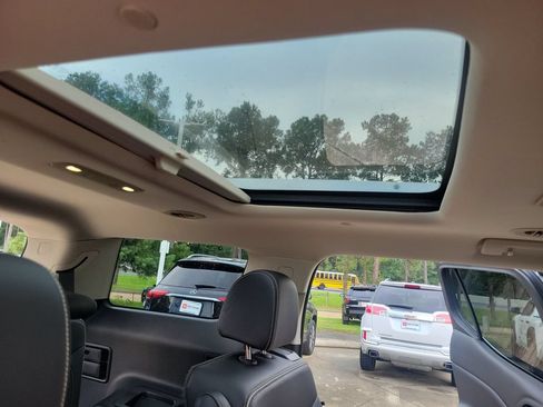 Used 2021 GMC Acadia Denali w/ Denali Technology Package FWD image 17