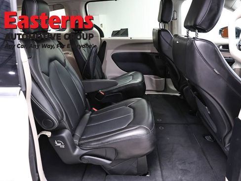 Used 2024 Chrysler Pacifica Touring-L FWD image 24