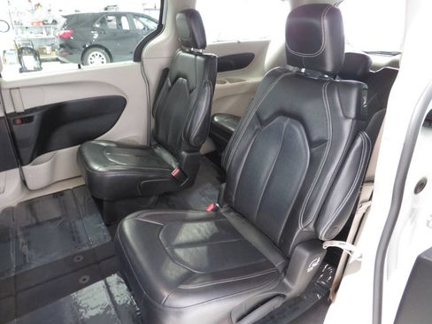 Used 2022 Chrysler Pacifica Touring-L FWD image 14
