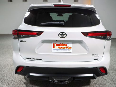 Used 2024 Toyota Highlander XLE FWD image 8
