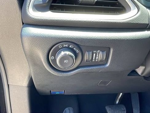 Used 2025 Chrysler Pacifica Select FWD image 26