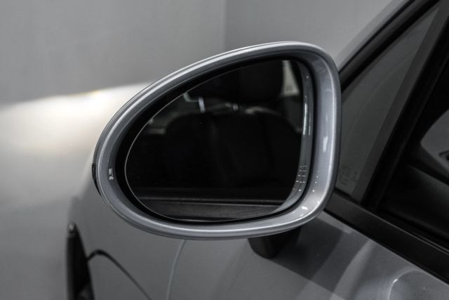 Used 2018 Porsche Macan Sport Edition AWD/4WD image 38