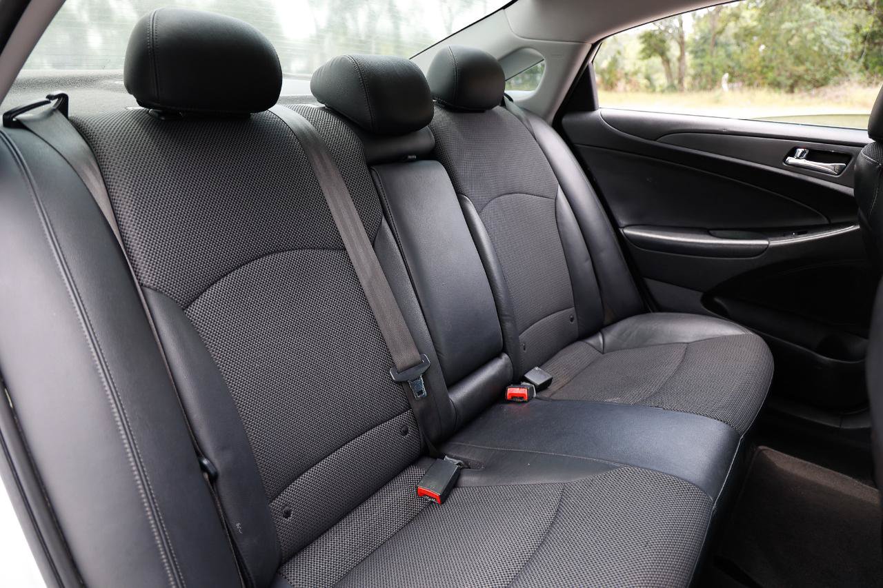 Used 2011 Hyundai Sonata SE w/ Navigation & Sunroof Pkg 4 FWD image 14
