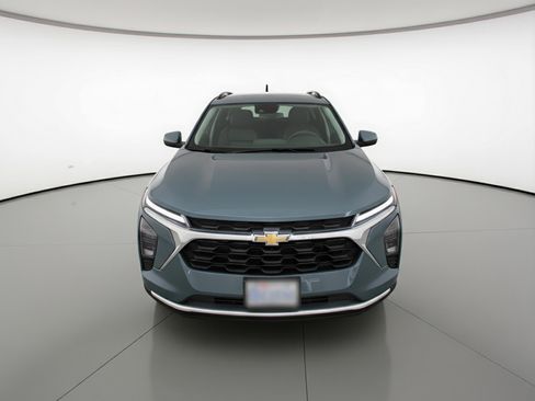 Used 2025 Chevrolet Trax LT FWD image 2