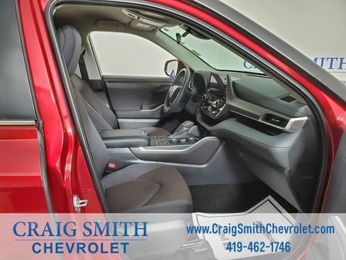 Used 2024 Toyota Highlander LE image 35