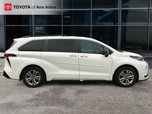 Used 2023 Toyota Sienna XSE w/ XSE Plus Package AWD/4WD image 4