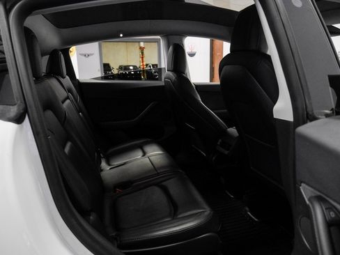 Used 2022 Tesla Model Y Long Range image 39