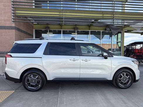 Used 2025 Kia Carnival EX image 9