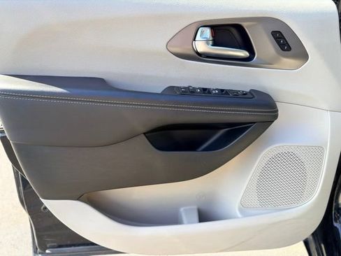 Used 2023 Chrysler Pacifica Touring-L FWD image 18