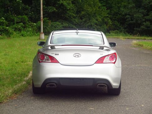 Used 2011 Hyundai Genesis 3.8 RWD image 23