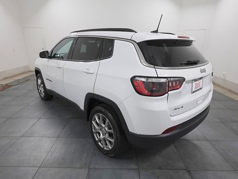 Used 2022 Jeep Compass Latitude image 3