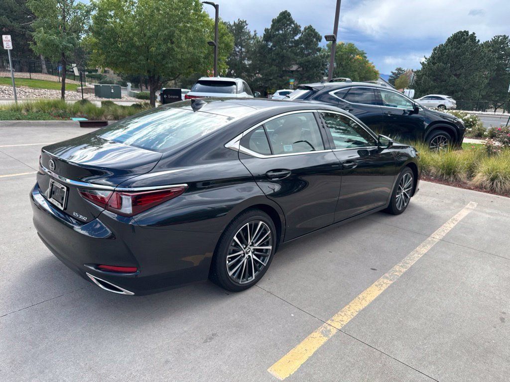 Used 2025 Lexus ES 350 w/ Premium Package FWD image 3