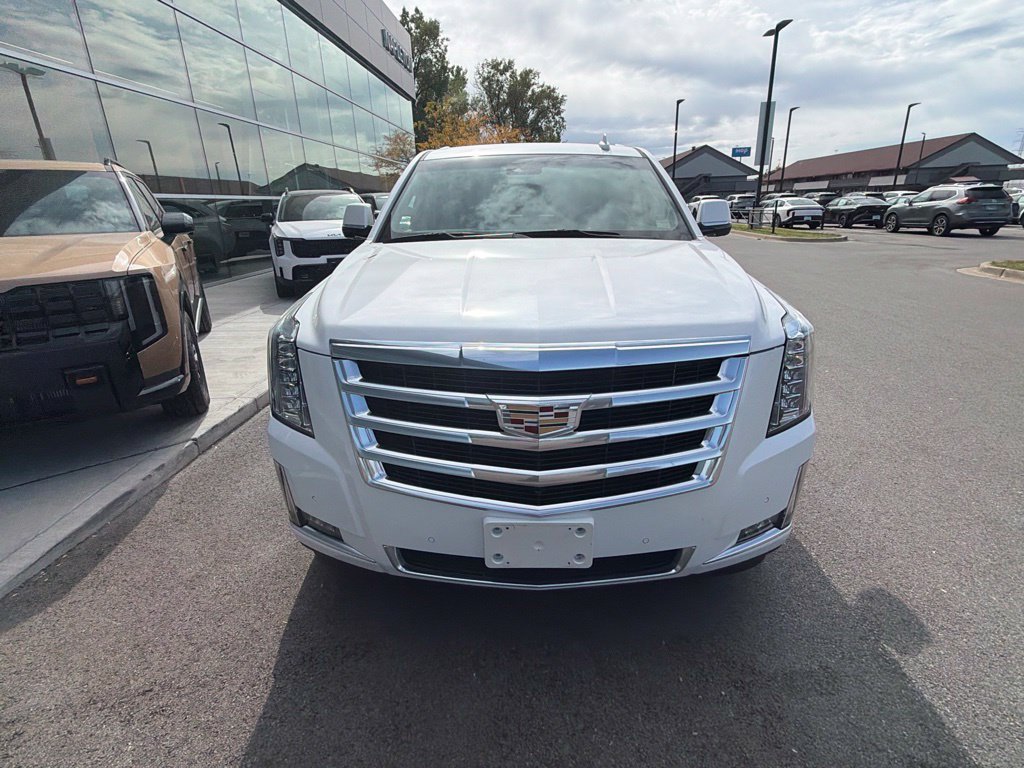 Used 2018 Cadillac Escalade Luxury AWD/4WD image 2