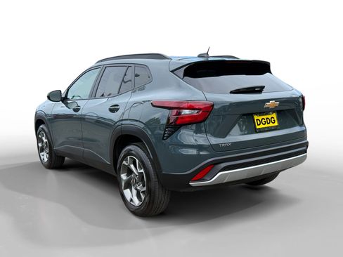 Used 2025 Chevrolet Trax LT FWD image 3