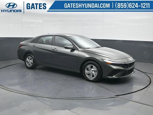 New 2026 Hyundai Elantra SE FWD image 4