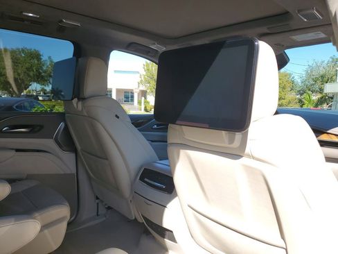 Certified 2022 Cadillac Escalade ESV Premium Luxury Platinum w/ Heavy-Duty Trailer Package image 24