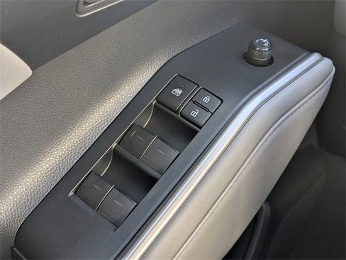 Used 2020 Toyota Highlander XLE image 31