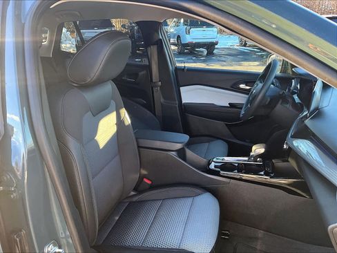 Used 2025 Chevrolet Trax LT image 11