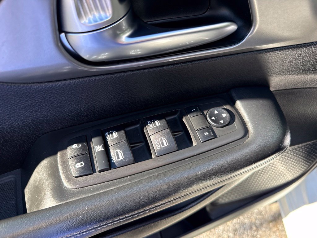 Used 2025 Chrysler Pacifica Select FWD image 8