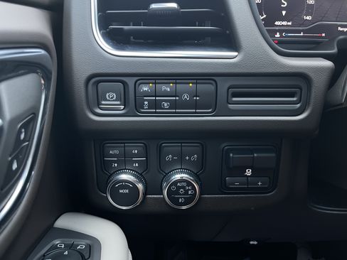 Used 2023 GMC Yukon SLT w/ SLT Premium Package AWD/4WD image 14