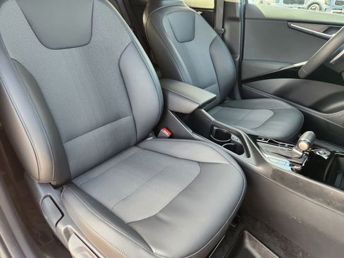 Certified 2024 Kia Niro EX image 18