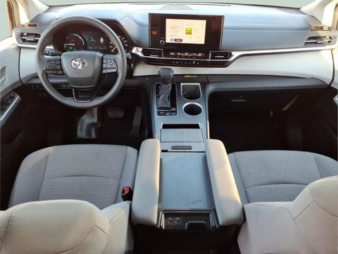 Used 2025 Toyota Sienna LE image 21
