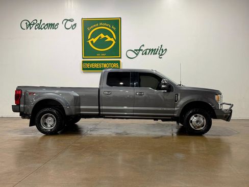 Used 2022 Ford F350 Platinum w/ FX4 Off-Road Package AWD/4WD image 2