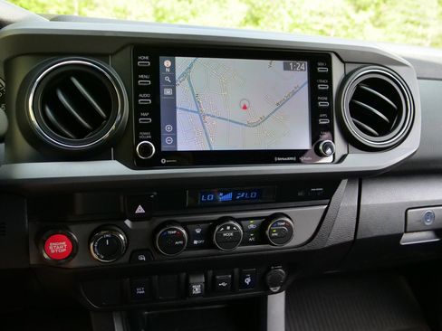 Used 2022 Toyota Tacoma TRD Sport AWD/4WD image 9