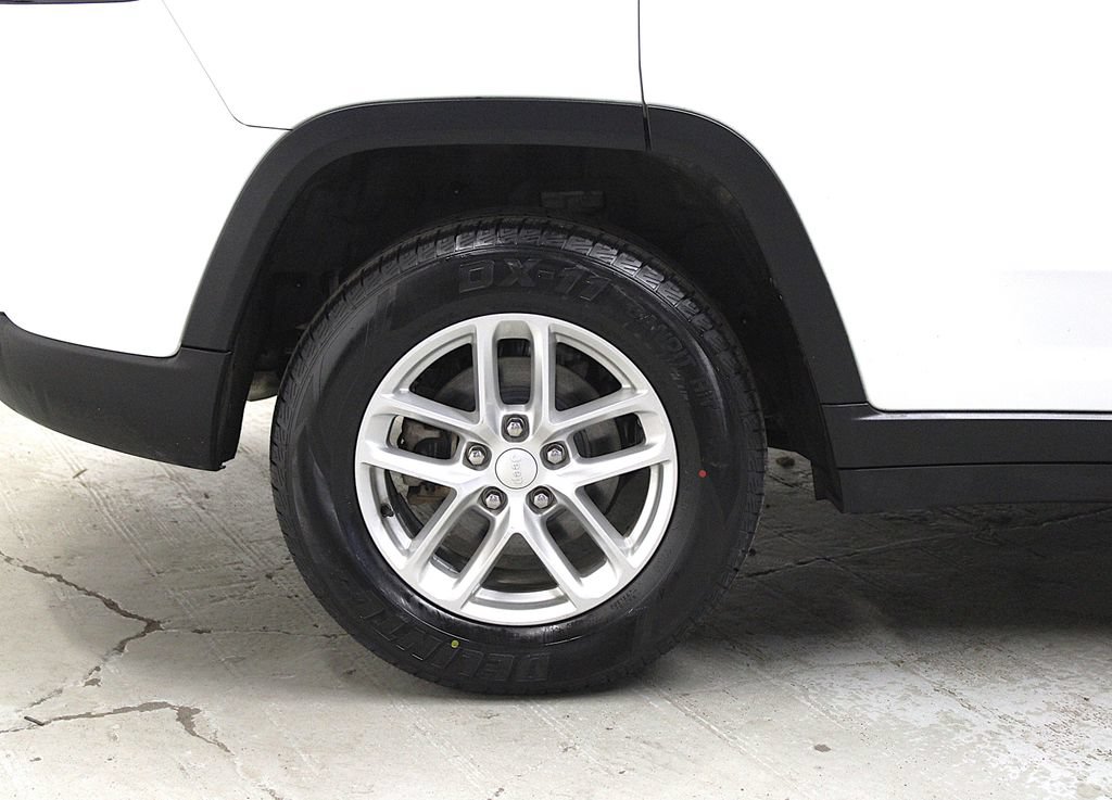 Certified 2023 Jeep Grand Cherokee Laredo X AWD/4WD image 35