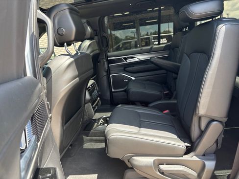 New 2025 Jeep Wagoneer Series II w/ Convenience Group I image 4