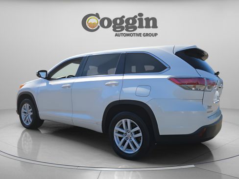 Used 2015 Toyota Highlander LE image 4