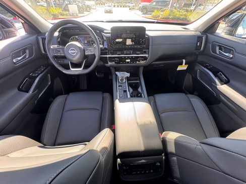 New 2025 Nissan Pathfinder SL image 11