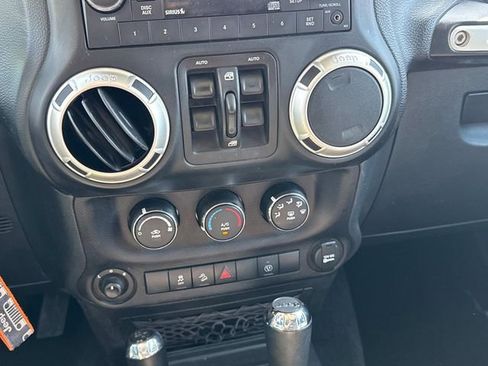 Used 2018 Jeep Wrangler Unlimited Sahara w/ Connectivity Group AWD/4WD image 32