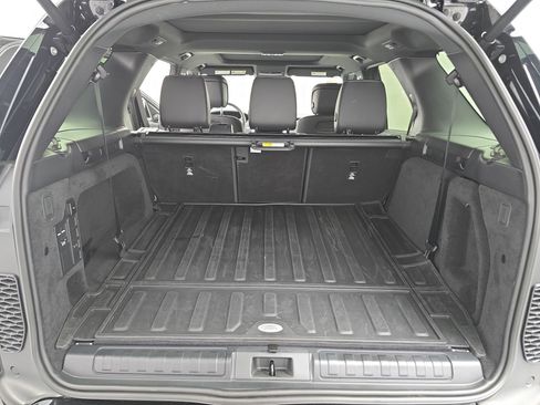 Certified 2025 Land Rover Discovery Dynamic SE image 12