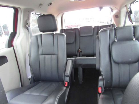 Used 2015 Chrysler Town & Country Touring w/ Driver Convenience Group image 17