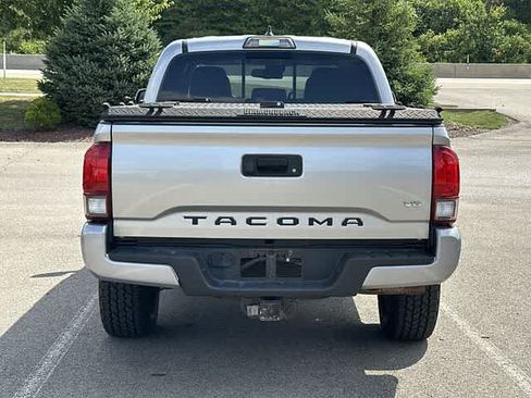 Used 2018 Toyota Tacoma TRD Sport AWD/4WD image 4