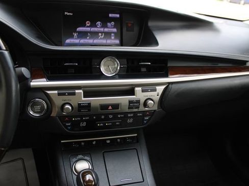 Used 2014 Lexus ES 350 w/ Luxury Package FWD image 17