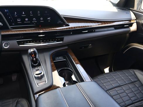 Certified 2024 Cadillac Escalade ESV Premium Luxury Platinum AWD/4WD image 18