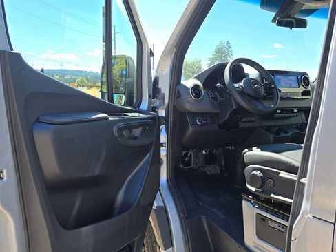 Used 2025 Mercedes-Benz Sprinter 2500 image 20
