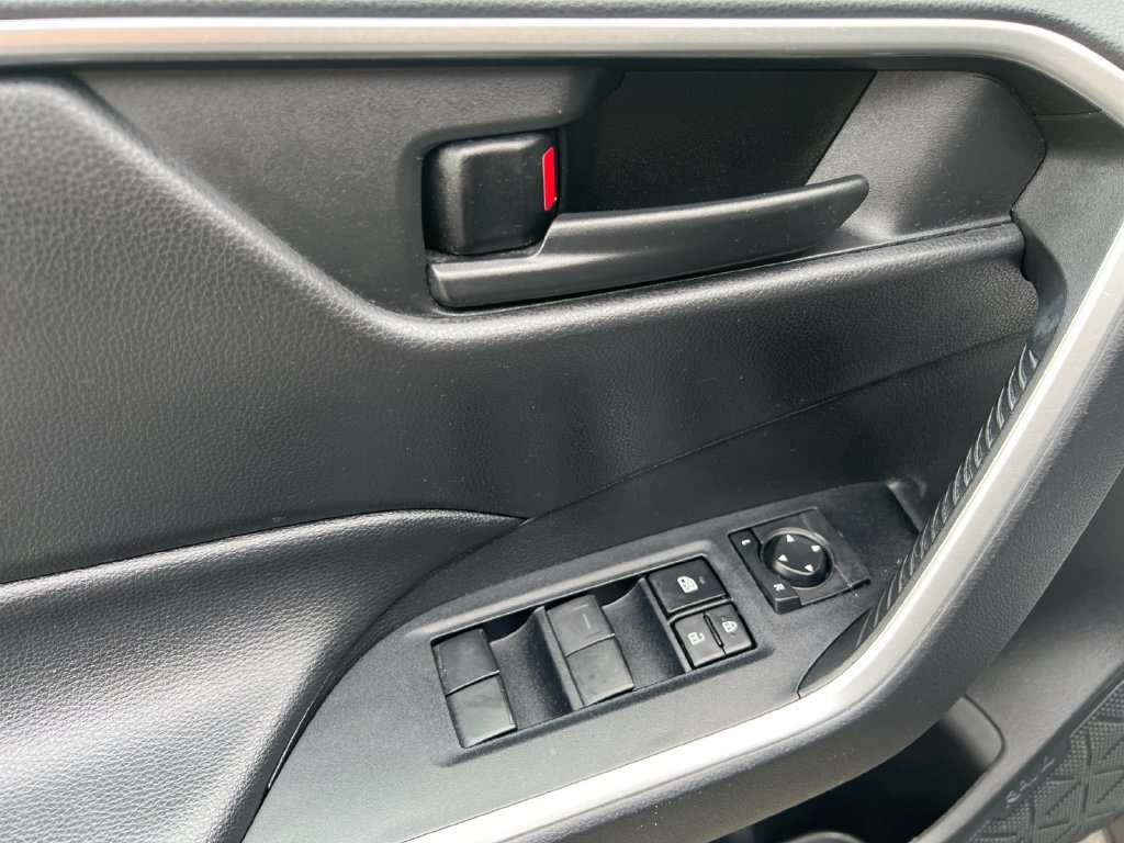 Used 2022 Toyota RAV4 LE AWD/4WD image 11