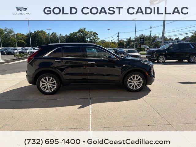 Used 2019 Cadillac XT4 Luxury w/ Cold Weather Package FWD image 4