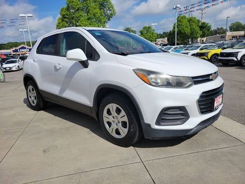 Used 2017 Chevrolet Trax LS w/ Fleet Convenience Package FWD image 1